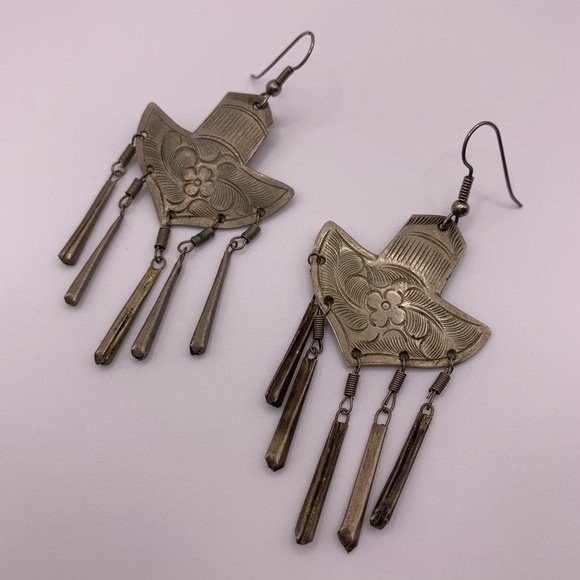 Jewelry - Vintage Floral Etched Silver tone Drop Earrings